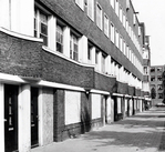 De voordeuren met golving in de gevel, vlak voor afbraak.
              <br/>
              Beeldbank Stadsarchief, zonder jaartal